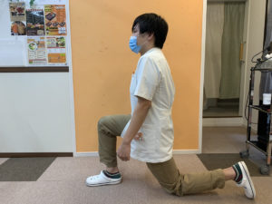 膝立ちでのストレッチの様子