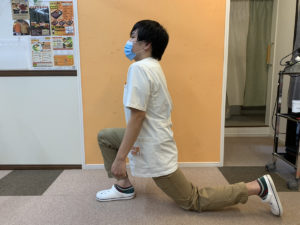膝立ちでのストレッチの様子